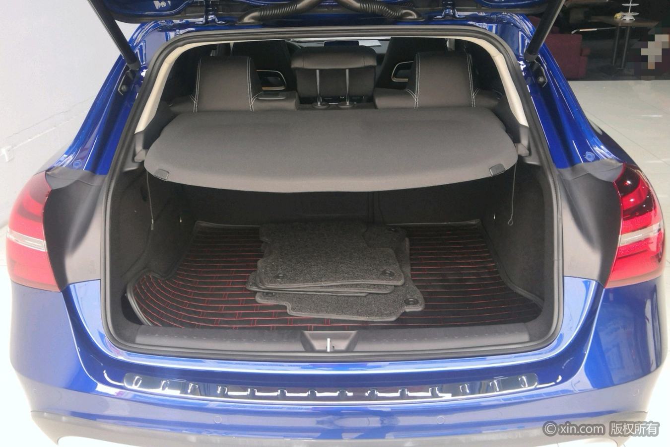 奔驰gla级后备箱